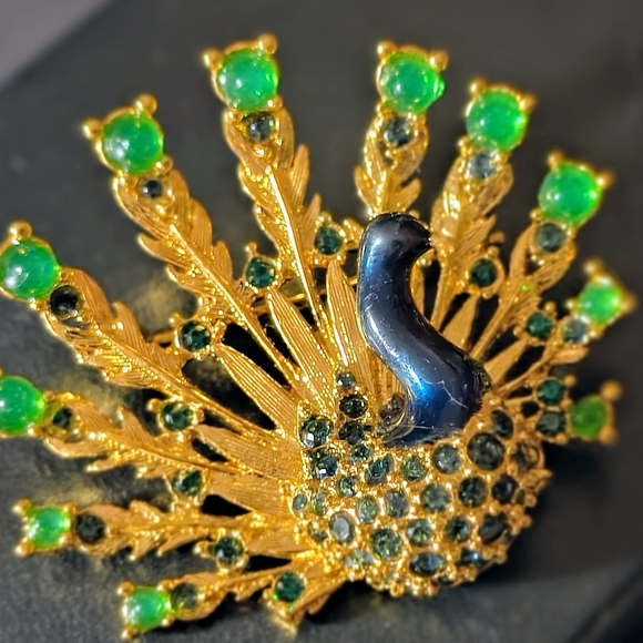 Elegant Gold and Green Peacock Brooch - Picture 3 of 6